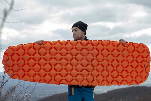 Легкий і компактний надувний килимок Red Point Airlight