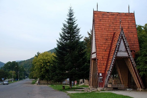 Мінеральне джерело, Поляна
