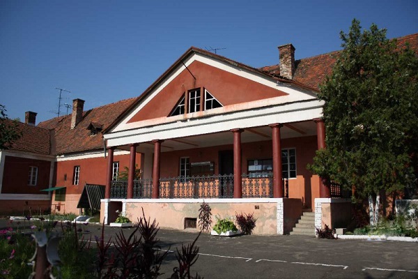 Графський двір, Берегово