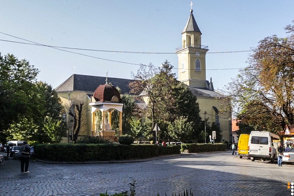 Воздвиженський костел, Берегово